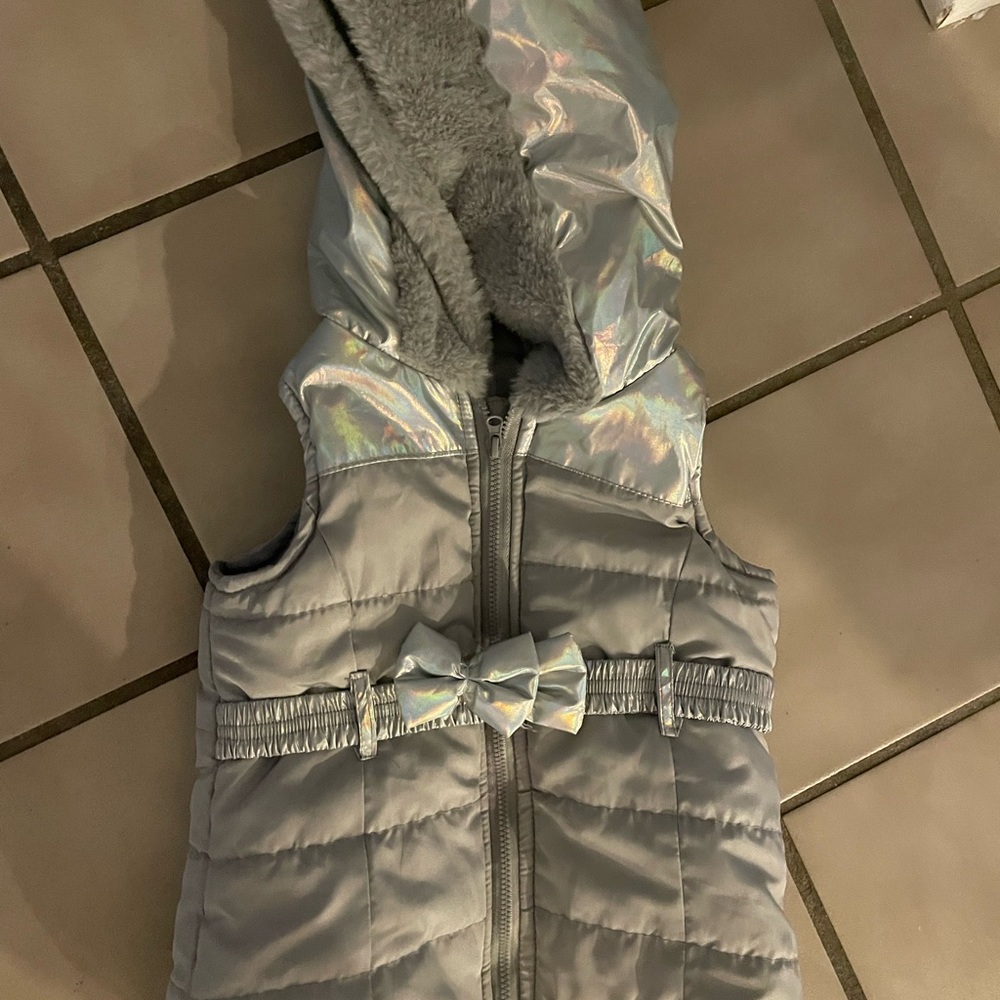 This vest is adorable!  Belt with a bow with a snap closure.  Zipper. Warm.